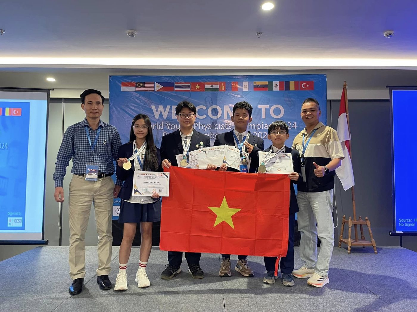 Đoàn học sinh Việt Nam cùng huy chương và giấy chứng nhận tại Vòng chung kết quốc tế WYPO 2024 ở Bali, Indonesia